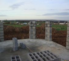 Vue int&eacute;rieure du s&eacute;jour: angle cass&eacute; de la maison.