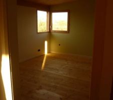 La chambre de l'ainée est prête (manque l'éclairage, les enjoliveurs et l'aménagement des placards)...