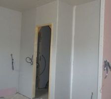 Emplacement du frigo une armoire et porte donnant sur le cagibi