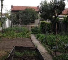 Vue de l'arri&egrave;re du jardin
