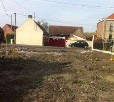 Voila, chose promise chose d&ucirc;. L'implantation a bien &eacute;t&eacute; faite aujourd'hui maintenant on attend le terrassement prevu pour le 2 mai normalement.