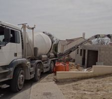 Youpi, on coule la dalle du 1er étage. Magnifique camion :)