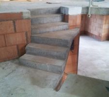 Le coffrage des escaliers est retiré