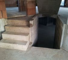 Surprise !! le mur de part et d'autre de l'escalier qui descend au sous-sol ne monte pas jusqu'à l'étage !!!..eh oui quand on ne sait pas lire les plans, on ne fait pas la différence entre un vide, un mur en brique, un mur en BA13 !! Heureusement la CDT vas-y remédier ...pas le choix sinon je vois pas comment on peut isoler la partie habitable de la zone froide.