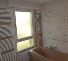 D&eacute;but des travaux dans la salle de bains: d&eacute;pose du carrelage