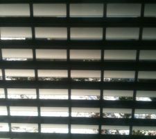Volet roulant en position brise soleil sur une baie fixe