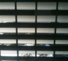 Volet roulant en position brise soleil sur fenêtre ouvrante avec moustiquaire intégré