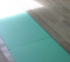 Vue de la pose de l'isolant mince isolant 5mm parquet