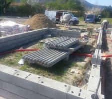 MONTAGE DES MURS DU VIDE SANITAIRE ET LIVRAISON DES POUTRELLES B&Eacute;TON. POSE DES GAINES ET TUYEAUX PVC