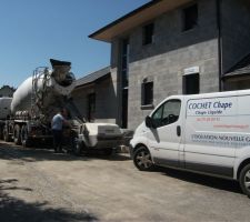 Une toupie, une pompe et une camionnette ...