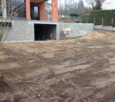 Préparation pour poser les poteaux béton pour la terrasse suspendue