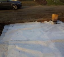 Le g&eacute;otextile devant la porte de garage