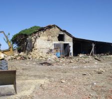 Démollition de l'ancienne ruine de la Forge de Bel Air... (dommage, mais tout était mort...)