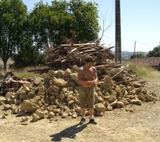 Récupération de la démollition : un tas de pierres, et des vieilles poutres...