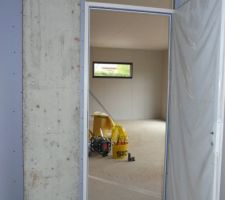 Chambre du RDC avec vue dans le salon/sejour.