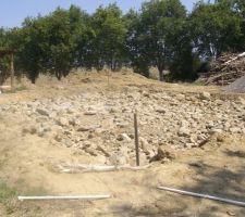 Fondations cyclopéennes pierres, puis hérisson et dalle flottante