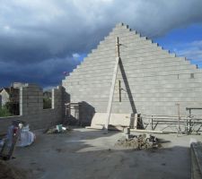 Le pignon gauche. Les parpaings cass&eacute;s en escalier sont plut&ocirc;t bien r&eacute;alis&eacute;s.