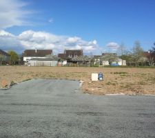 La rue passant dans notre lotissement a &eacute;t&eacute; goudronn&eacute;e