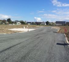 Vue de la rue nouvellement goudronn&eacute;e de notre lotissement