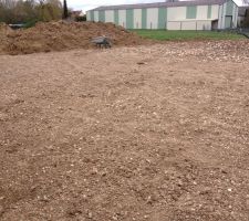 19.04.2013 4H de brouette et de rateau pour etirer tout la terre et retirer les gros cailloux