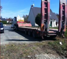 Un effort a été réalisé pour garer le camion. Merci pour les voisins !