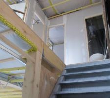 La 1ere couche de peinture spécial sol sur l'escalier