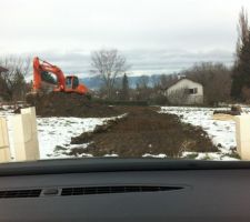 Malgr&eacute; la m&eacute;t&eacute;o le terrassier commence le terrassement