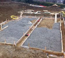 Préparation pour la coulée des fondations (largeur 50cm) et mise en place du tout venant pour drainer la maison