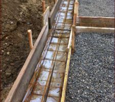 Mise en place de la part du macon d'un film geotextile sous cette fondation car la terre est argileuse..