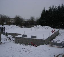 Le 17 janvier , la dalle est coul&eacute;e  mais 2 jours apr&egrave;s il est tomb&eacute; un peu de neige