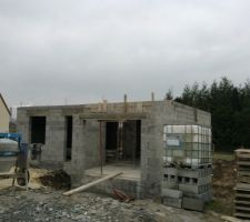 La dalle est coul&eacute;e le 28 f&eacute;vrier soit 3 jours apr&egrave;s la fin du montage des murs " c'est assez sec &ccedil;a monsieur le ma&ccedil;on?? "
"oui oui vous inqui&eacute;tez pas c'est &eacute;tay&eacute; "
???????