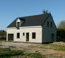 Voila l,enduit bitumeux autour du V.S à été appliqué.