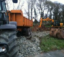 Réalisation d'un chemin d'accès empierré pour les engins.