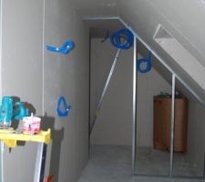 Vue de la salle de bain de l'&eacute;tage en cours de cloisonnement