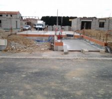 Et voila maintenant la dalle est coulée !!
Le chantier s'arrête maintenant 10 jours pour séchage .