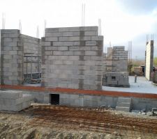 L'&eacute;l&eacute;vation des murs du rez de chauss&eacute;e sont en cours