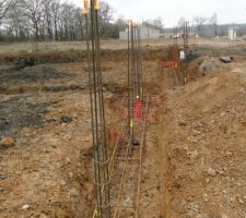 Ferraillage des fouilles avec ATC soubassement façade avant de la maison