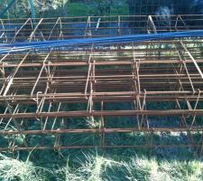 Le ferraillage a été déposé sur le terrain. Il s'agirait d'un ferraillage renforcé ?... Perso, j'y connais rien.