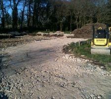 Pour finir cette étape "terrassement", le chemin d'accès a été compacté pour l'accès prochain de la grue qui sera implantée plein sud, face à la maison.