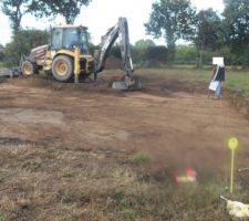 D&eacute;but des travaux et d&eacute;j&agrave; un pb. la maison doit &ecirc;tre rehauss&eacute;e ce qui n'&eacute;tait pas pr&eacute;vu, niveau fini elle sera bien plus haute que le niveau du sol. Ceci &agrave; cause de l'&eacute;pandage qui ne doit pas &ecirc;tre enterr&eacute; &agrave; plus de 20cm. Pb su le jour du d&eacute;marrage de chantier