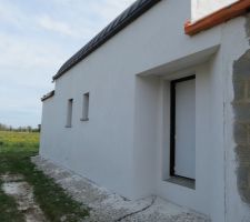 Enduit façade nord avec porte d'entrée