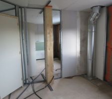 Vue sur cloison entre les chambres des 2 loulous