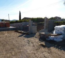 Le mur de cloture est presque fini avec l'accés qui se dessine.