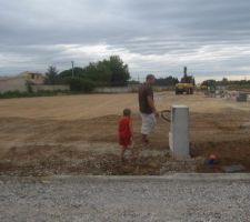 Face au terrain avec mon mari et notre fils