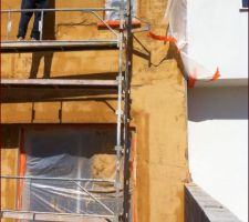 Début de l'enduit mercredi par le jardin