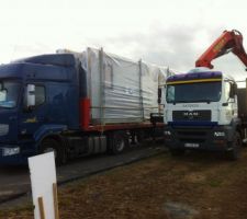 Les murs et le camion grue de Batibois pour la pose