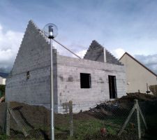 Apr&egrave;s la neige le beau temps est de retour, les ma&ccedil;ons ont termin&eacute; les pointes et la pente du garage