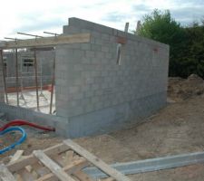 Malheureusement, on ne verra que plus tard que la fen&ecirc;tre de gauche dans le garage ne pourra pas s'ouvrir &agrave; cause de la tringlerie de la porte du garage...