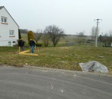 Mise en place des chaises sur le terrain.