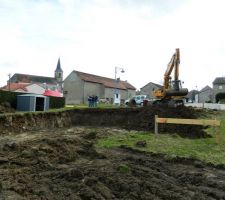 Comme le mois de mars a été humide et pluvieux, le terrassement a débuté le 13 avril 2013